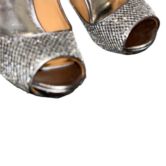 Badgley Mischka HOLIDAY Metallic Silver super sparkly peep toe heels 6 e…